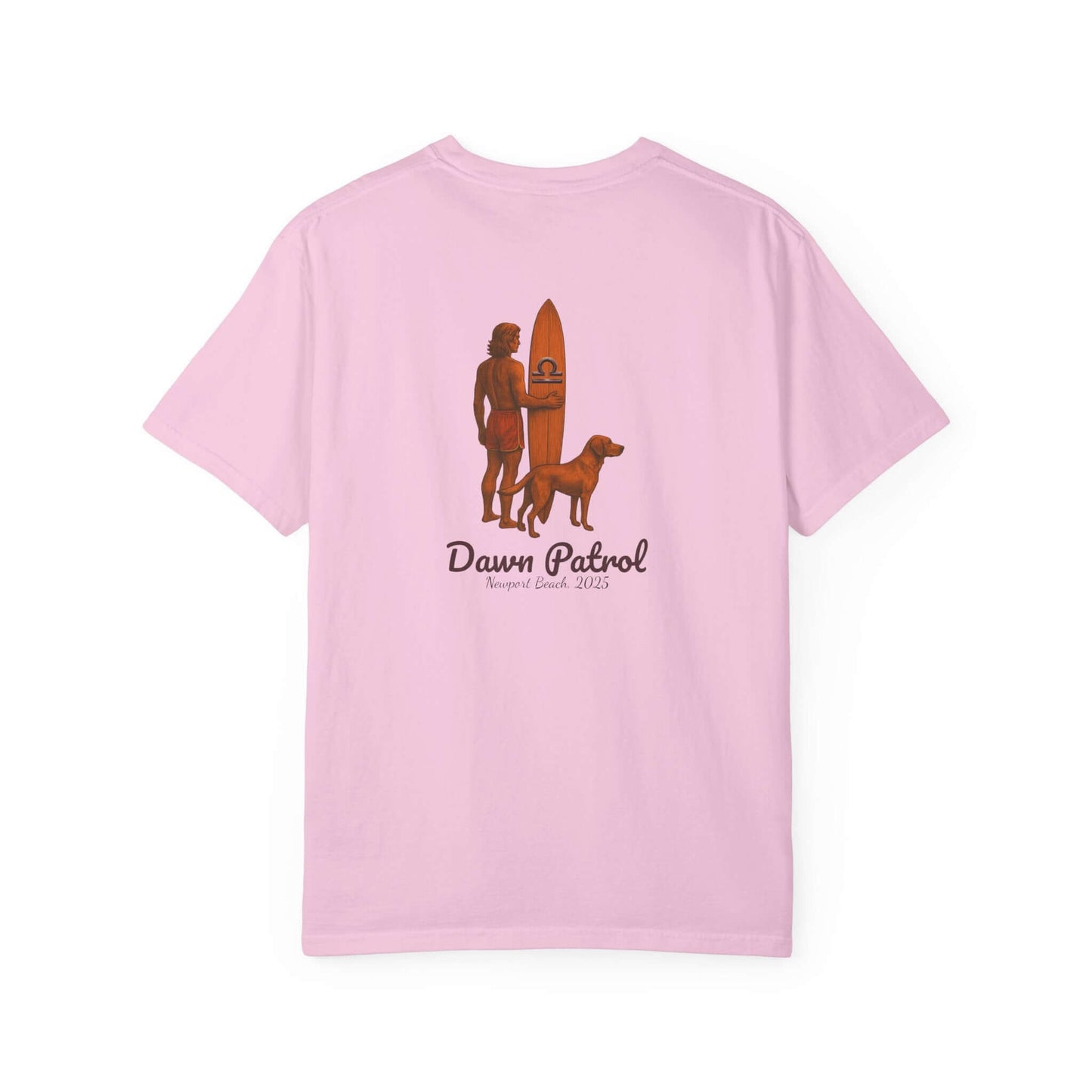 Personalized pink T-shirt featuring a surfer with a dog and surfboard design, ideal for beach lovers.