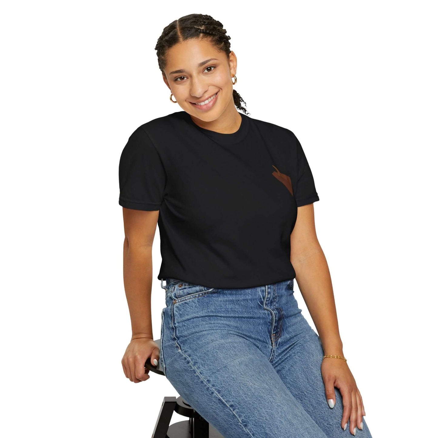 Smiling woman wearing a black personalized surf-themed t-shirt paired with high-waisted jeans, embodying summer vibes.