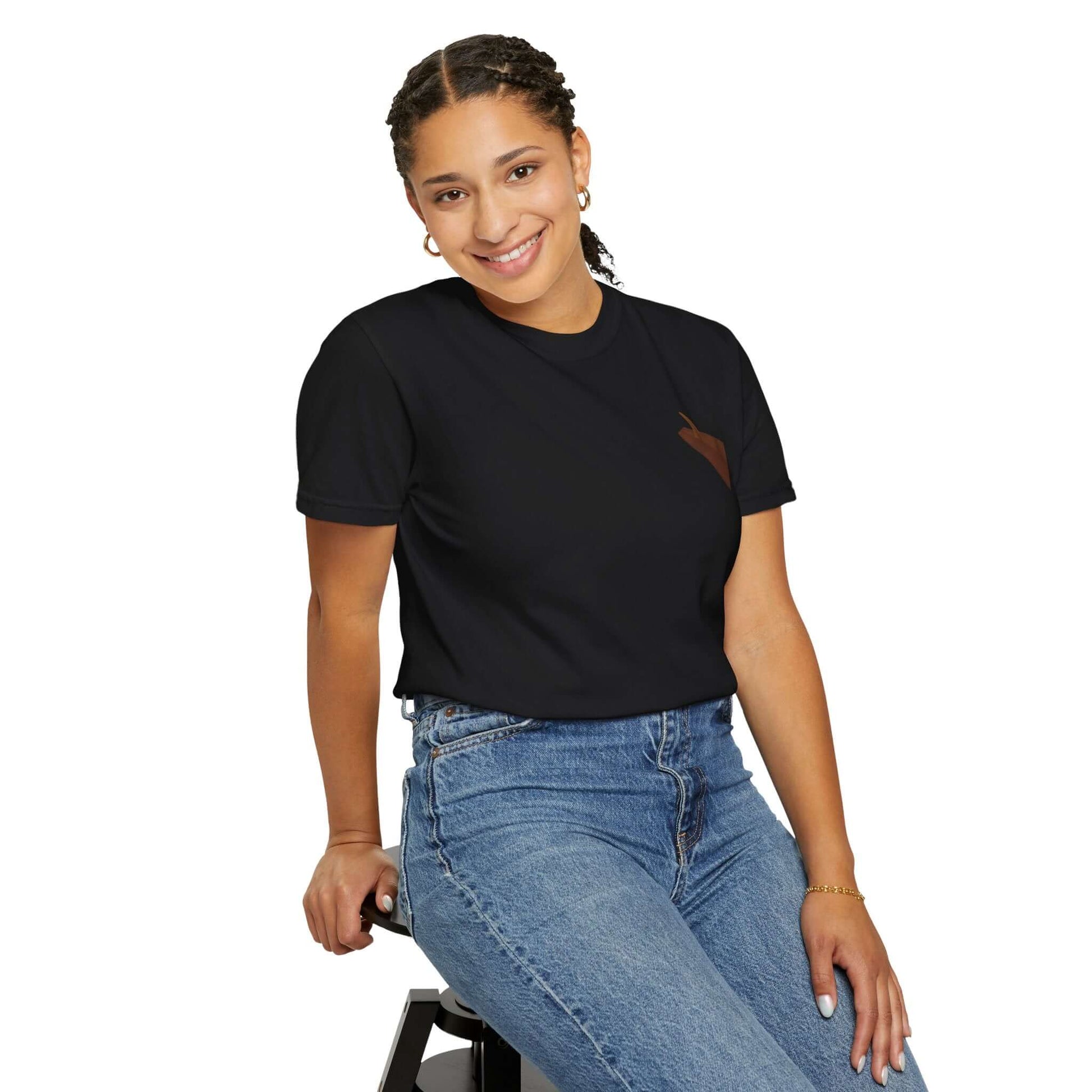 Smiling woman wearing a black personalized surf-themed t-shirt paired with high-waisted jeans, embodying summer vibes.