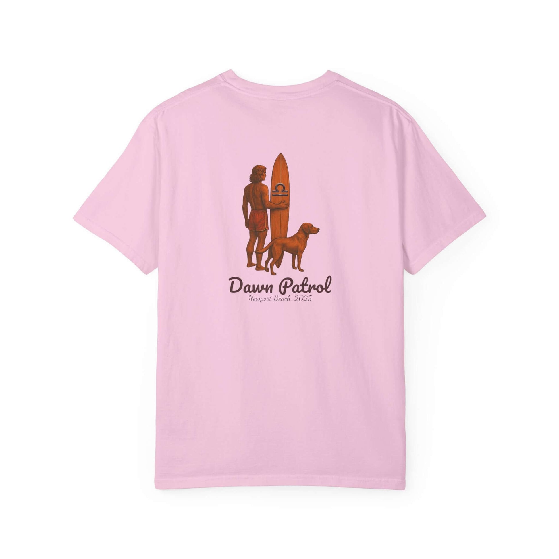 Personalized pink T-shirt featuring a surfer with a dog and surfboard design, ideal for beach lovers.