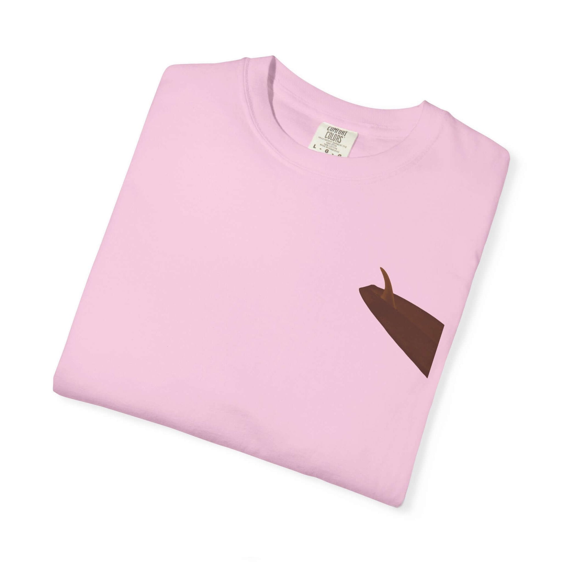 Personalized pink t-shirt featuring a brown surfboard graphic, perfect for surf enthusiasts and summer lovers.