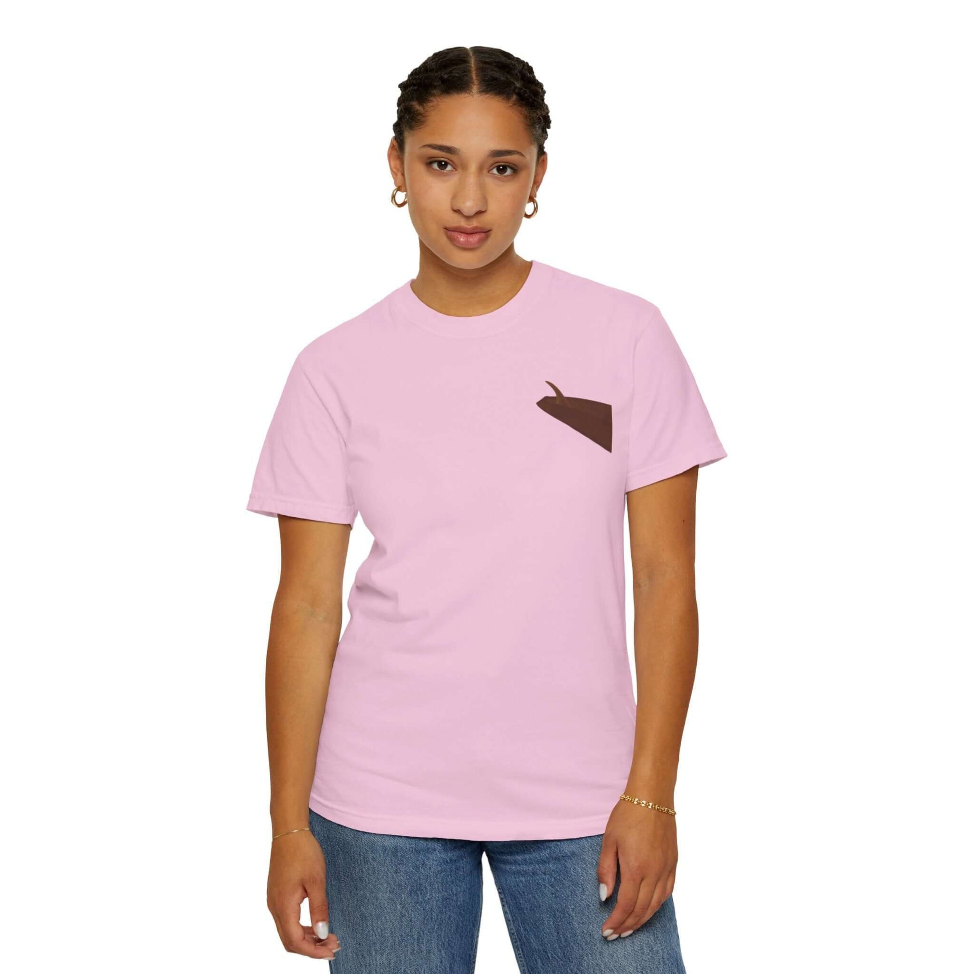 Personalized pink surf t-shirt with brown pocket design, perfect for beach lovers and summer enthusiasts.