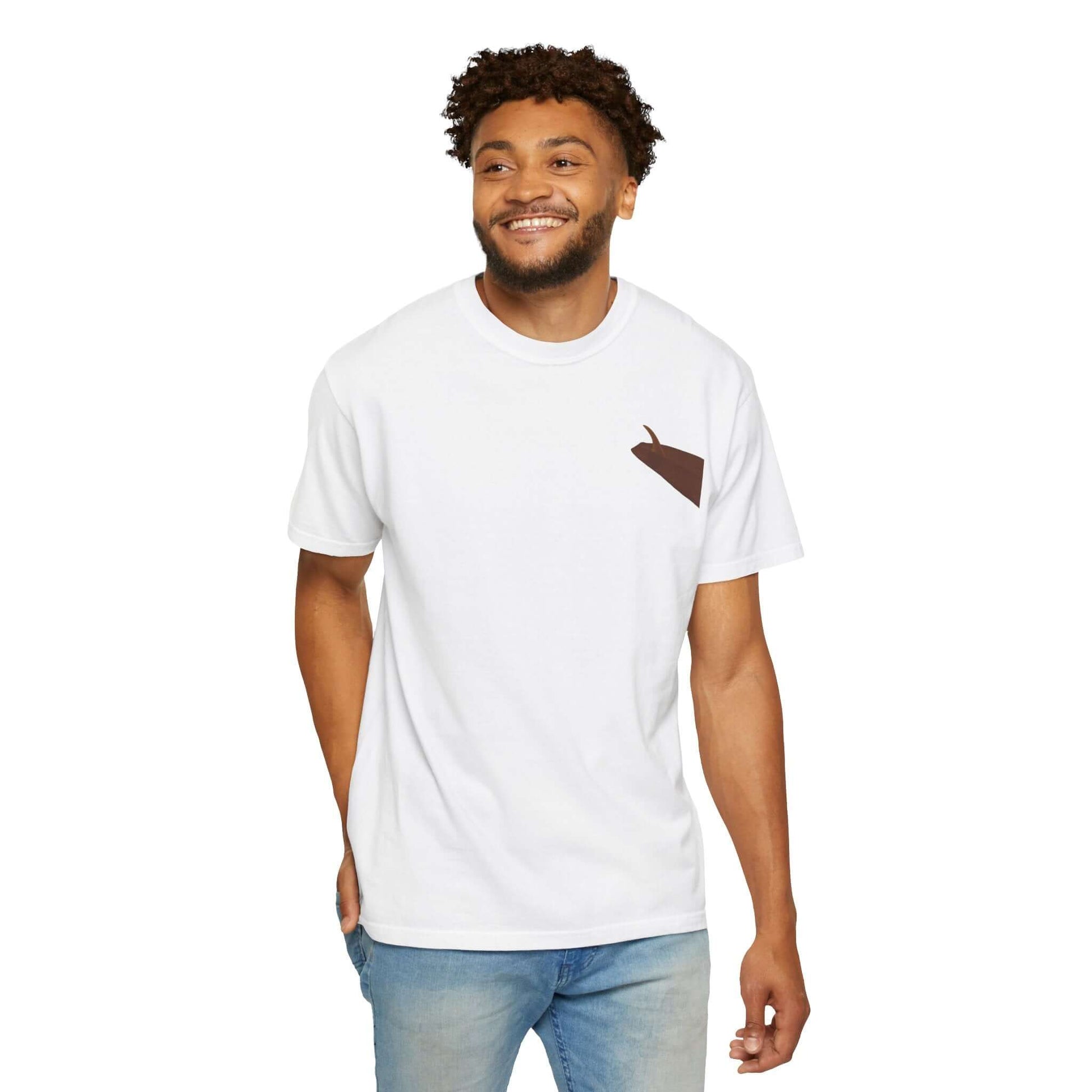 Man wearing a personalized surf-inspired T-shirt with brown pocket design, perfect for summer vibes and beach adventures.