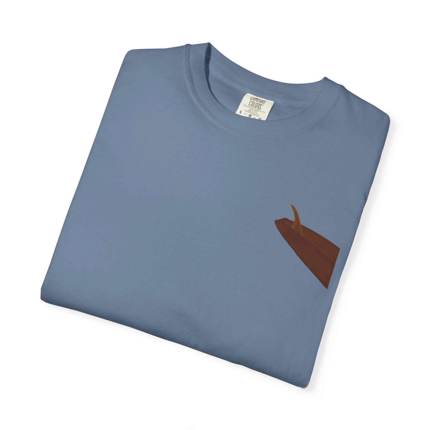Personalized blue t-shirt with a brown surfboard design, perfect for beach lovers and summer vibes.