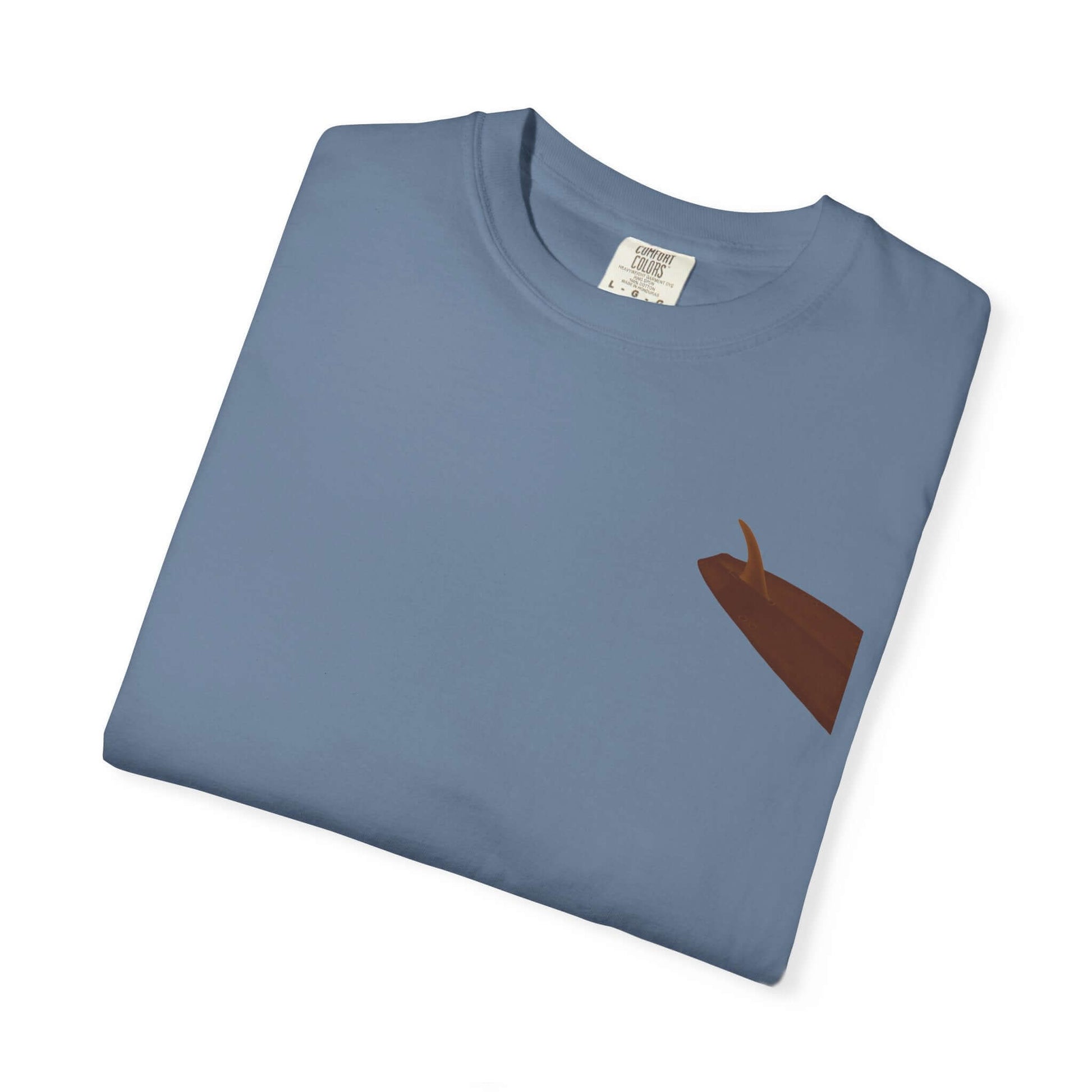 Personalized blue t-shirt with a brown surfboard design, perfect for beach lovers and summer vibes.