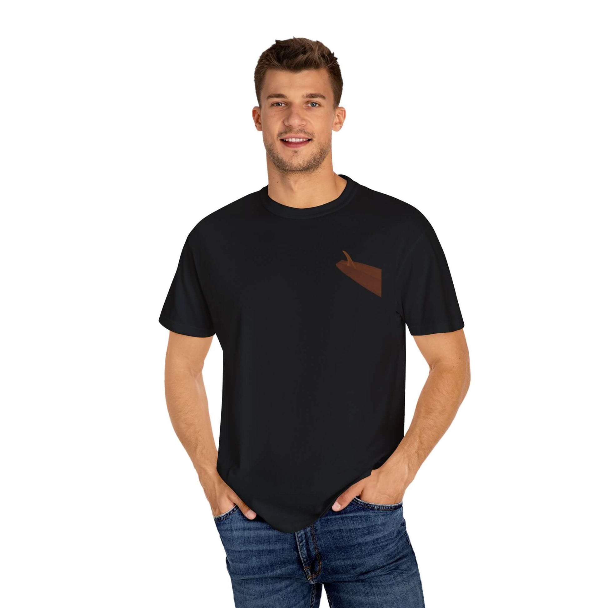 Man wearing a black personalized t-shirt with a unique brown design, ideal for surfers and summer vibes.